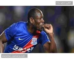 球员赛后把球鞋送给小球迷